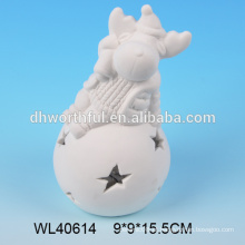 Decorações originais do Natal, esferas cerâmicas do branco e renas brancas